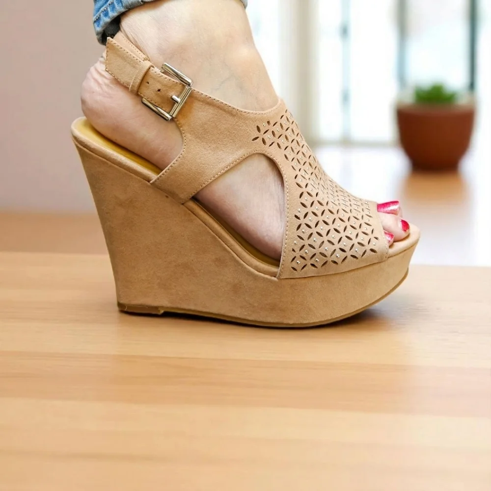CHINESE LAUNDRY Women's Studded Wedge Sandals Size 7.5 M